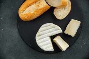 Sanft Käse im Weiß Schimmel köstlich cremig Geschmack gesund Essen Kochen Vorspeise Mahlzeit Essen Snack auf das Tabelle Kopieren Raum Essen Hintergrund rustikal oben Aussicht foto