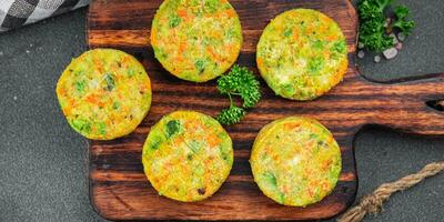 frisch Gemüse Schnitzel Brokkoli, Möhren, Kartoffeln, Zwiebeln, Gemüse Vorspeise Mahlzeit Essen Snack auf das Tabelle Kopieren Raum Essen Hintergrund rustikal oben Aussicht foto