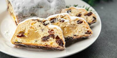 Stollen Weihnachten Süss Dessert Urlaub Backen behandeln Neu Jahr und Weihnachten Feier Mahlzeit Essen Snack auf das Tabelle foto