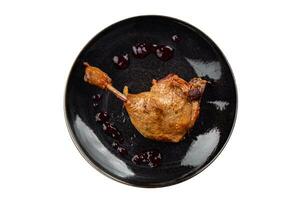 Ente Bein Confit Beere Soße Geflügel Fleisch Essen Kochen Vorspeise Mahlzeit Essen Snack auf das Tabelle foto