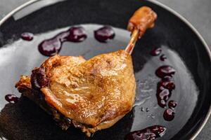 frisch Ente Bein Confit Beere Soße Geflügel Fleisch Essen Kochen Vorspeise Mahlzeit Essen Snack auf das Tabelle Kopieren Raum Essen Hintergrund rustikal oben Aussicht foto