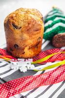 Panettone Weihnachten Backen Süss Gebäck Süss Dessert Urlaub behandeln Neu Jahr und Weihnachten Feier Mahlzeit Essen Snack auf das Tabelle Kopieren Raum foto