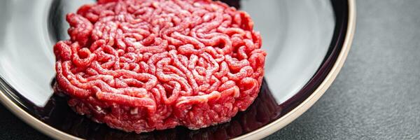 Schnitzel roh Fleisch frisch Vorspeise Rindfleisch Hamburger Kochen Essen Mahlzeit Essen Snack auf das Tabelle Kopieren Raum Essen Hintergrund rustikal oben Aussicht foto