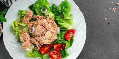 Thunfisch Salat frisch Mahlzeit Thunfisch Dosen- Essen Kochen Vorspeise Essen Snack auf das Tabelle Kopieren Raum Essen foto