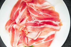 Speck Scheibe frisch geräuchert Fleisch Kochen Mahlzeit Essen Snack auf das Tabelle Kopieren Raum Essen Hintergrund rustikal oben Aussicht foto