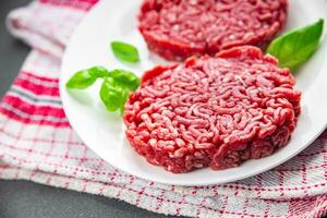 roh Schnitzel Rindfleisch frisch Fleisch Hamburger Kochen Mahlzeit Essen Snack auf das Tabelle Kopieren Raum Essen Hintergrund rustikal oben Aussicht foto