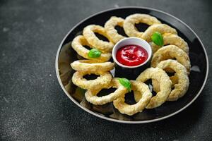 Zwiebel Ringe tief Friteuse Tomate Soße schnell Essen Essen Kochen Mahlzeit Essen Snack auf das Tabelle Kopieren Raum Essen Hintergrund rustikal oben Aussicht foto