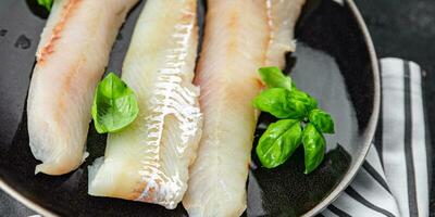 Fisch Fisch Filet Blau Merlan frisch Meeresfrüchte Essen Kochen Vorspeise Mahlzeit Essen Snack auf das Tabelle Kopieren Raum Essen Hintergrund rustikal oben Aussicht foto