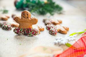 Lebkuchen Mann Weihnachten Plätzchen Weihnachten Süss Dessert Urlaub Backen behandeln Neu Jahr und Feier Mahlzeit Essen Snack auf das Tabelle Kopieren Raum Essen Hintergrund foto