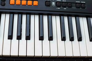 Nahansicht von Klavier Schlüssel. Klavier schwarz und Weiß Schlüssel und Klavier Tastatur Musical Instrument platziert beim das Zuhause Balkon während sonnig Tag. foto