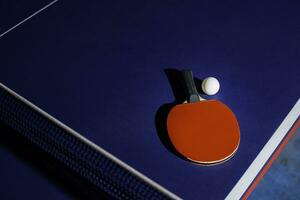 Tabelle Tennis Schläger auf das Blau Klingeln Pong Tabelle foto