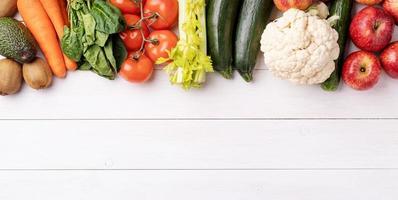 Draufsicht auf gesundes Essen auf weißem Holzuntergrund foto