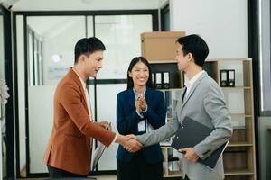 asiatisch Geschäft Menschen zittern Hände während ein Treffen im Büro foto