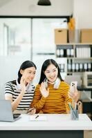 asiatisch Studenten sind studieren das Campus Park. jung Menschen sind Ausgaben Zeit zusammen. lesen Buch, Arbeiten mit Laptop, Tablette und kommunizieren während im Hochschule Bibliothek foto