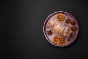köstlich frisch Süss knusprig Croissants mit Schokolade Sahne auf ein Keramik Teller foto