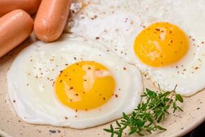 gebraten Hähnchen Eier, Würste, Kirsche Tomaten, Kichererbsen, Gewürze, Salz- und Kräuter foto