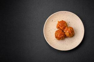 köstlich frisch Fleischklößchen von gehackt Fleisch oder Fisch mit Tomate Soße foto