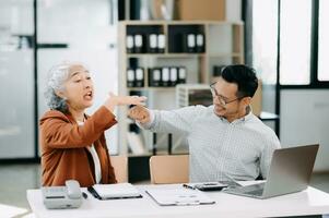 jung asiatisch Geschäft Mannschaft kreativ Geschäftsleute Mitarbeiter, Zusammenarbeit feiern Leistung und im Planung Design im kreativ im modern Büro foto