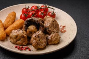 köstlich saftig ganze Champignons gebacken auf das Grill mit Salz- und Gewürze foto