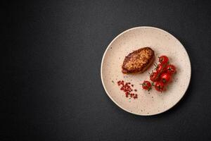 köstlich frisch gebraten Vegetarier Sojabohne Schnitzel mit Salz, Gewürze und Kräuter foto