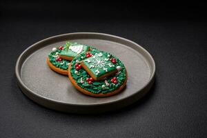 schön festlich Weihnachten Lebkuchen gemacht durch Hand mit Dekoration Elemente foto