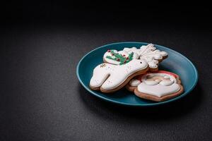 schön Weihnachten Lebkuchen Kekse auf ein runden Keramik Teller foto
