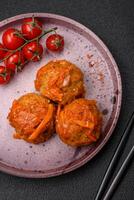 köstlich frisch Fleischklößchen von gehackt Fleisch oder Fisch mit Tomate Soße foto