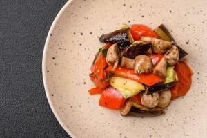 köstlich Salat von gegrillt Gemüse Tomaten, Pilze, Süss Pfeffer, Auberginen foto