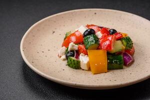 köstlich saftig griechisch Salat mit Feta Käse, Oliven, Gurke und Tomaten foto