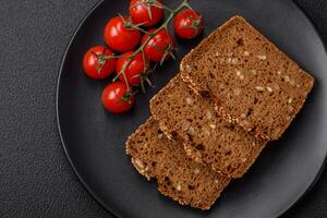 köstlich frisch knusprig braun Brot mit Saat und Körner foto