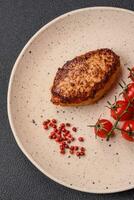 köstlich frisch gebraten Vegetarier Sojabohne Schnitzel mit Salz, Gewürze und Kräuter foto