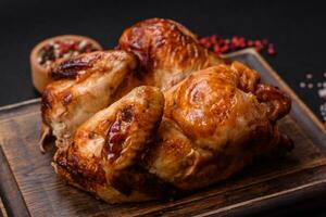 knusprig köstlich ganze gebacken Hähnchen mit Gemüse, Salz- und Gewürze foto