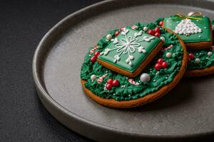 schön festlich Weihnachten Lebkuchen gemacht durch Hand mit Dekoration Elemente foto