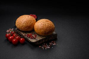 köstlich frisch knusprig Weiß runden Brot mit Saat und Körner foto