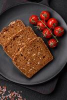 köstlich frisch knusprig braun Brot mit Saat und Körner foto