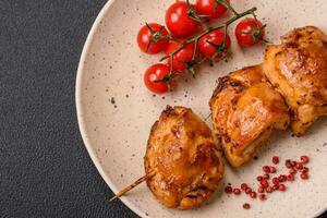 köstlich frisch Hähnchen Kebab mit Salz, Gewürze und Kräuter foto