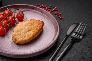 köstlich frisch gebraten Vegetarier Sojabohne Schnitzel mit Salz, Gewürze und Kräuter foto