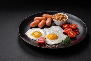 gebraten Hähnchen Eier, Würste, Kirsche Tomaten, Kichererbsen, Gewürze, Salz- und Kräuter foto