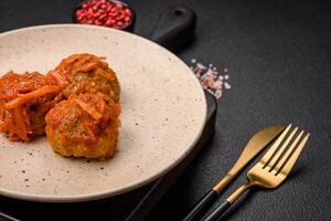 köstlich frisch Fleischklößchen von gehackt Fleisch oder Fisch mit Tomate Soße foto