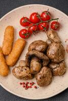 köstlich saftig ganze Champignons gebacken auf das Grill mit Salz- und Gewürze foto