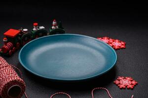 Keramik runden Teller dekoriert mit festlich Elemente auf das Weihnachten Tabelle foto