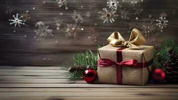 Weihnachten Geschenk mit golden Bogen und rot Ornamente auf hölzern Hintergrund foto
