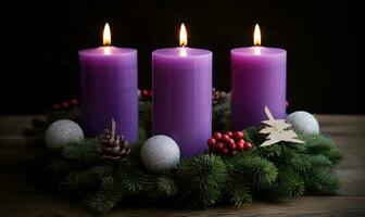 achtzehnten Tag Advent mit lila Kerzen und Stechpalme foto