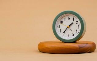 Alarm Uhr auf Planke, modern Uhr, kostbar Zeit Konzept. Zeit Planer. Arbeiten mit begrenzt Zeit. foto