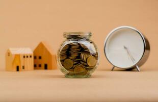 Haus Geld und Zeit Speichern Geld zu bauen ein Haus, Kaufen ein Haus, Ersparnisse im ein Glas Flasche finanziell Darlehen, Zuhause Darlehen, Zeit zu bauen ein Haus reich Leben mit Geld, Haus und Zeit foto