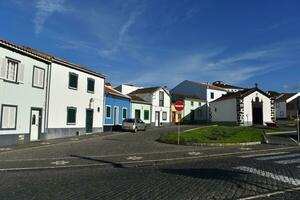 Weiß und Pastell- Wohnungen entlang Wicklung Straßen auf sao Miguel foto