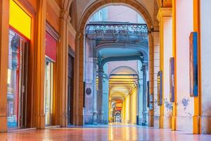 Arkaden im das Center von alt Stadt, Dorf Bologna Italien foto