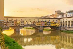 ponte Vecchio Über arno Fluss im Florenz, Italien foto