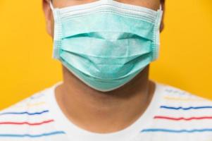 Nahaufnahme junger asiatischer Mann mit Schutzgesichtsmaske foto