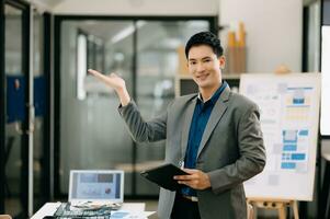 modern Geschäft asiatisch Mann im das modern Büro mit Kopieren Raum foto